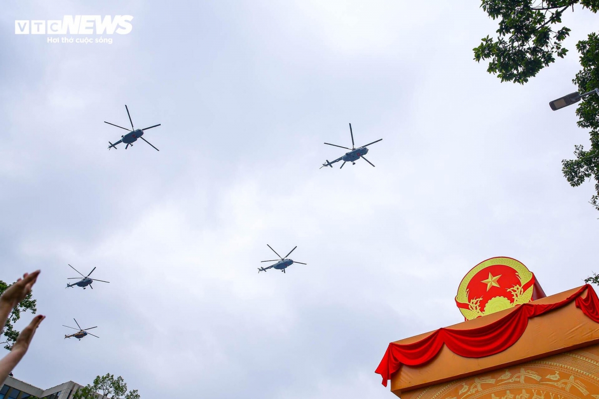 military helicopters rehearse over ba dinh square ahead of national day picture 6