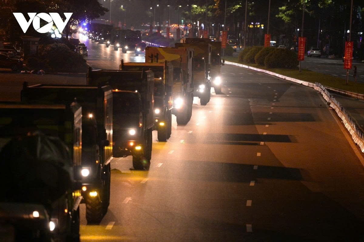 convoy of military hardware moves into hanoi city centre at night for military parade picture 7