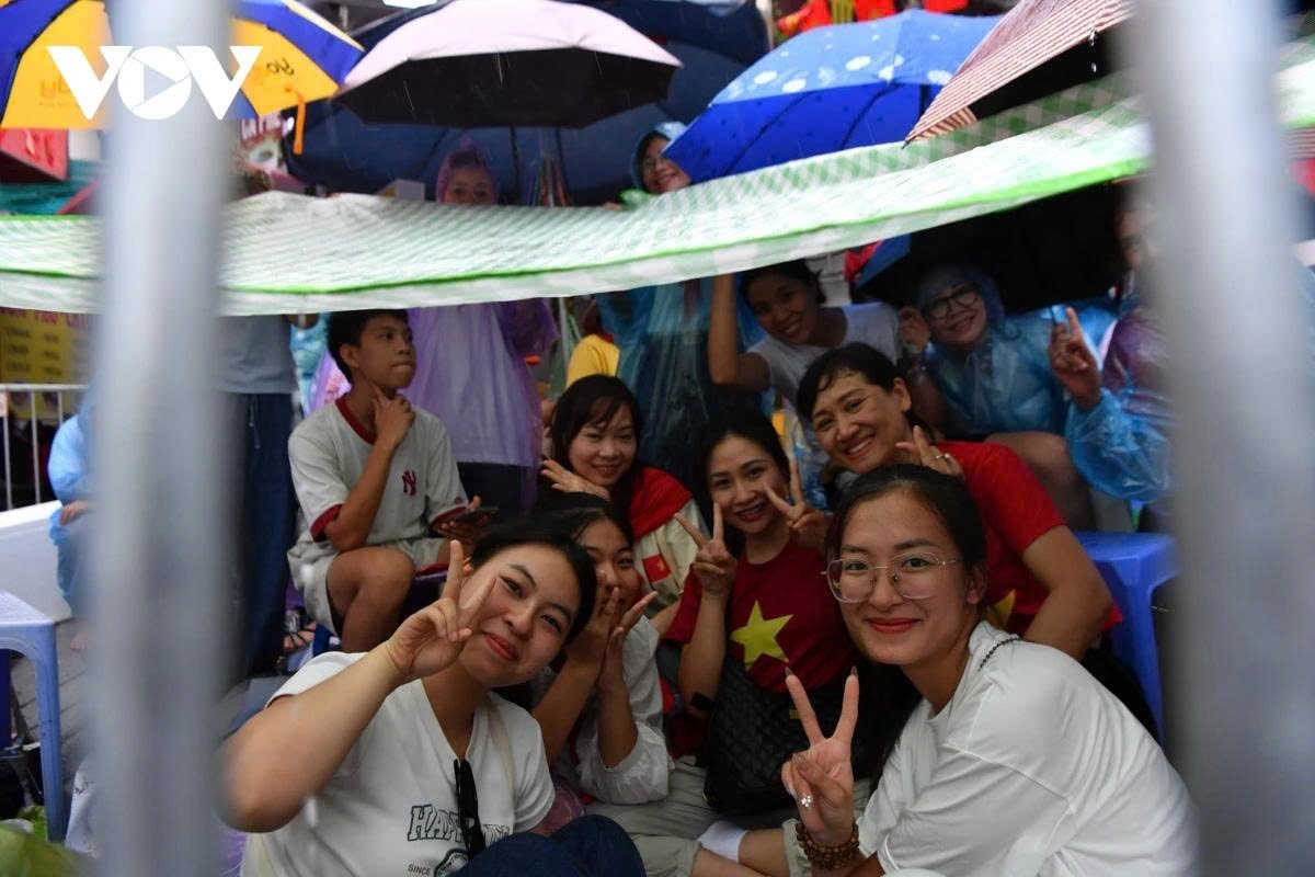 thousands eagerly await second full rehearsal of national day parade in hanoi picture 7