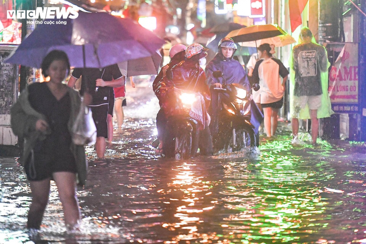 loi nuoc ve nha luc nua dem sau tran mua lon o ha noi hinh anh 7