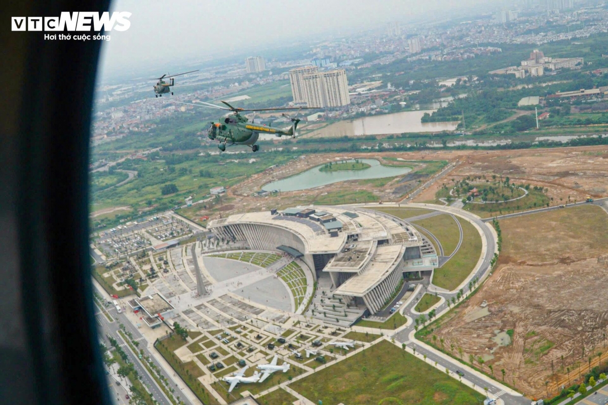 military helicopters rehearse over ba dinh square ahead of national day picture 7 military helicopters rehearse over ba dinh square ahead of national day picture 7