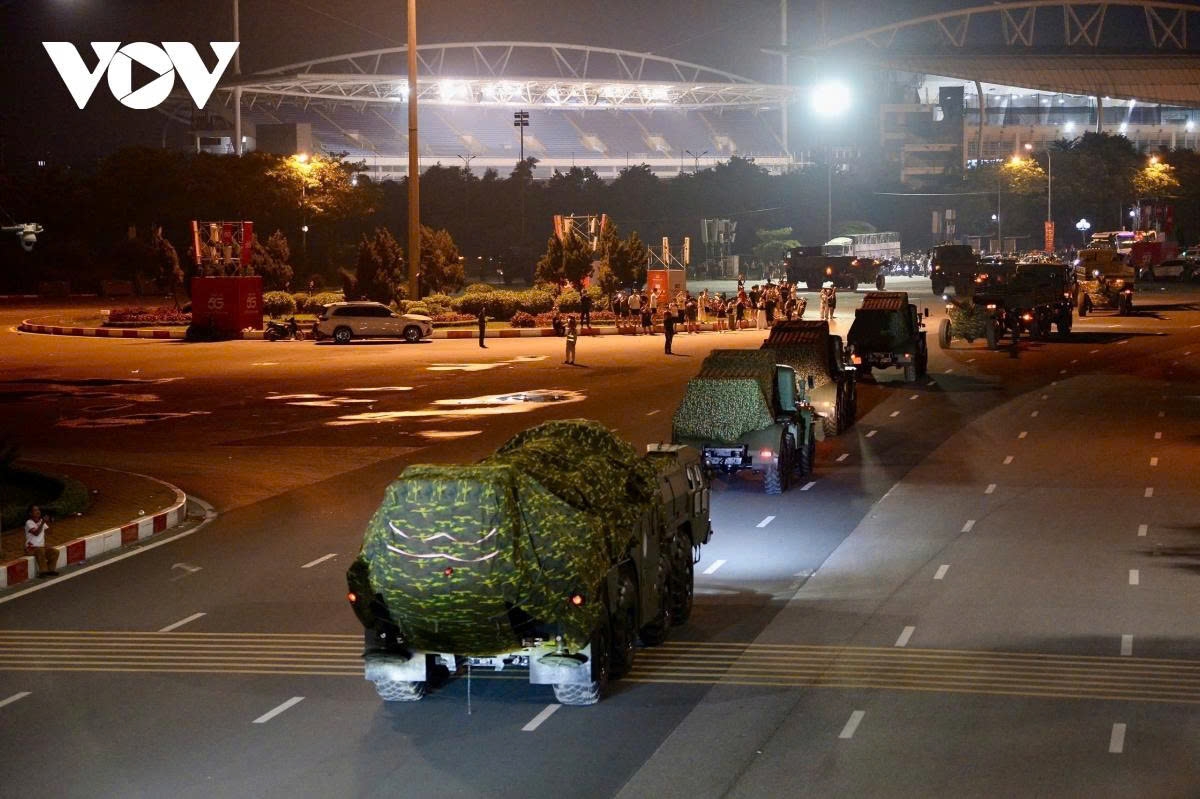 convoy of military hardware moves into hanoi city centre at night for military parade picture 8