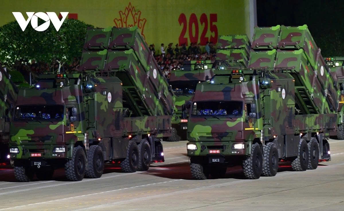 for first time in 40 years military hardware rolls through ba dinh square once again picture 8
