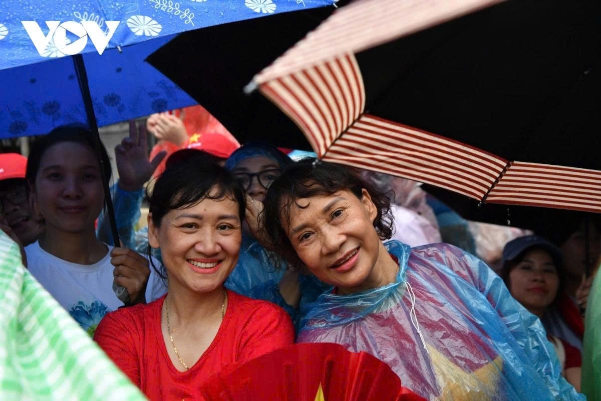 thousands eagerly await second full rehearsal of national day parade in hanoi picture 8