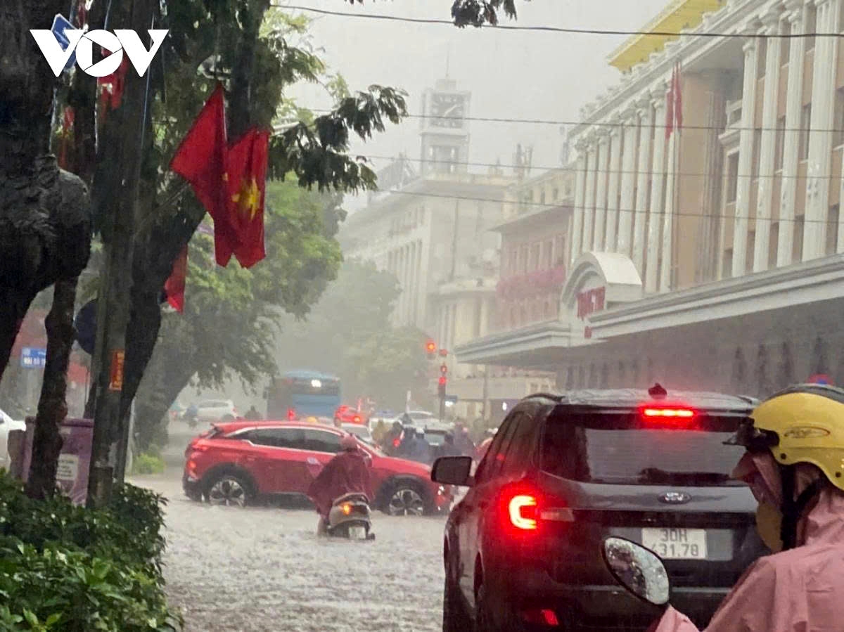 post-kajiki impact torrential rains paralyse hanoi during morning rush hour picture 8
