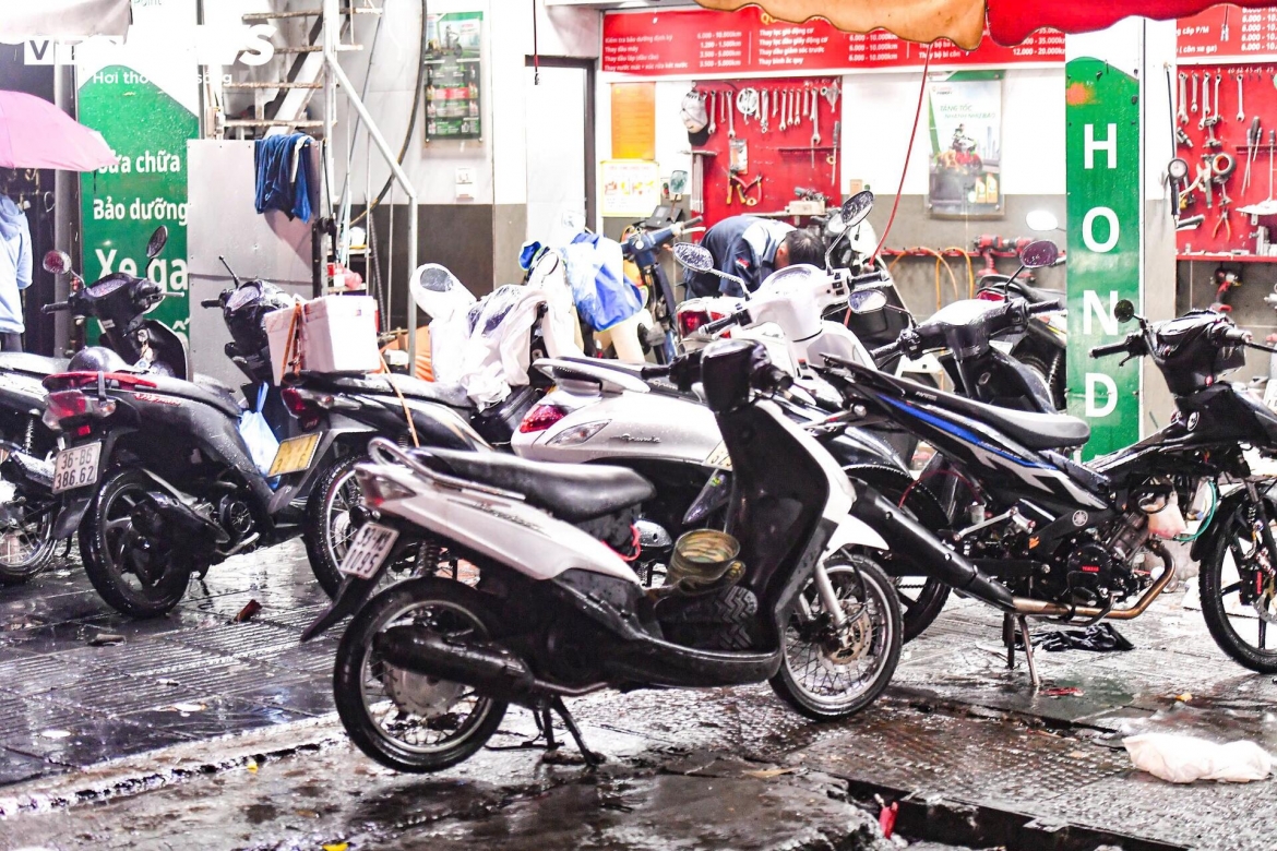 loi nuoc ve nha luc nua dem sau tran mua lon o ha noi hinh anh 8