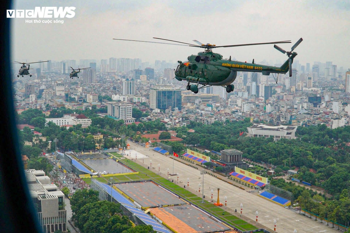 military helicopters rehearse over ba dinh square ahead of national day picture 8 military helicopters rehearse over ba dinh square ahead of national day picture 8