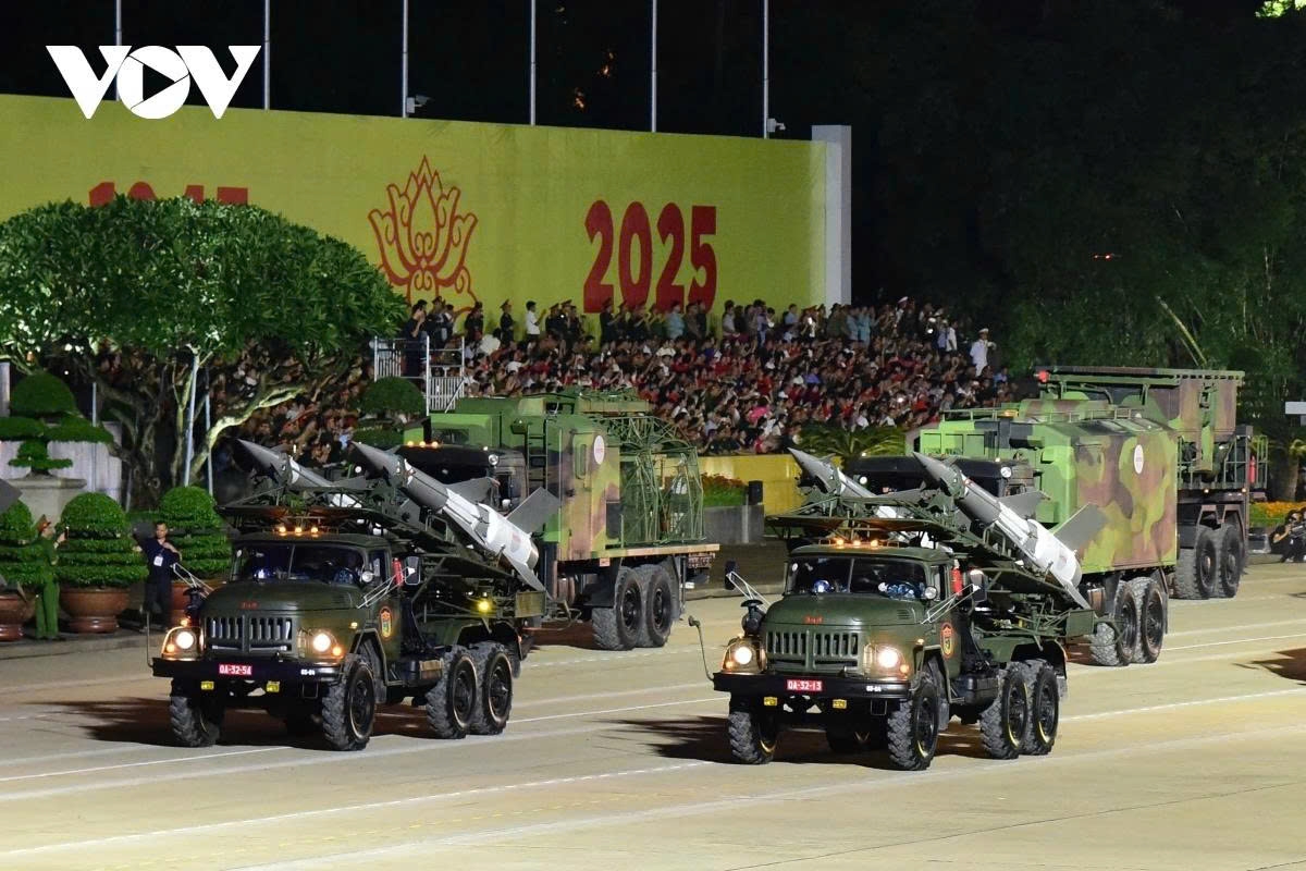 for first time in 40 years military hardware rolls through ba dinh square once again picture 9