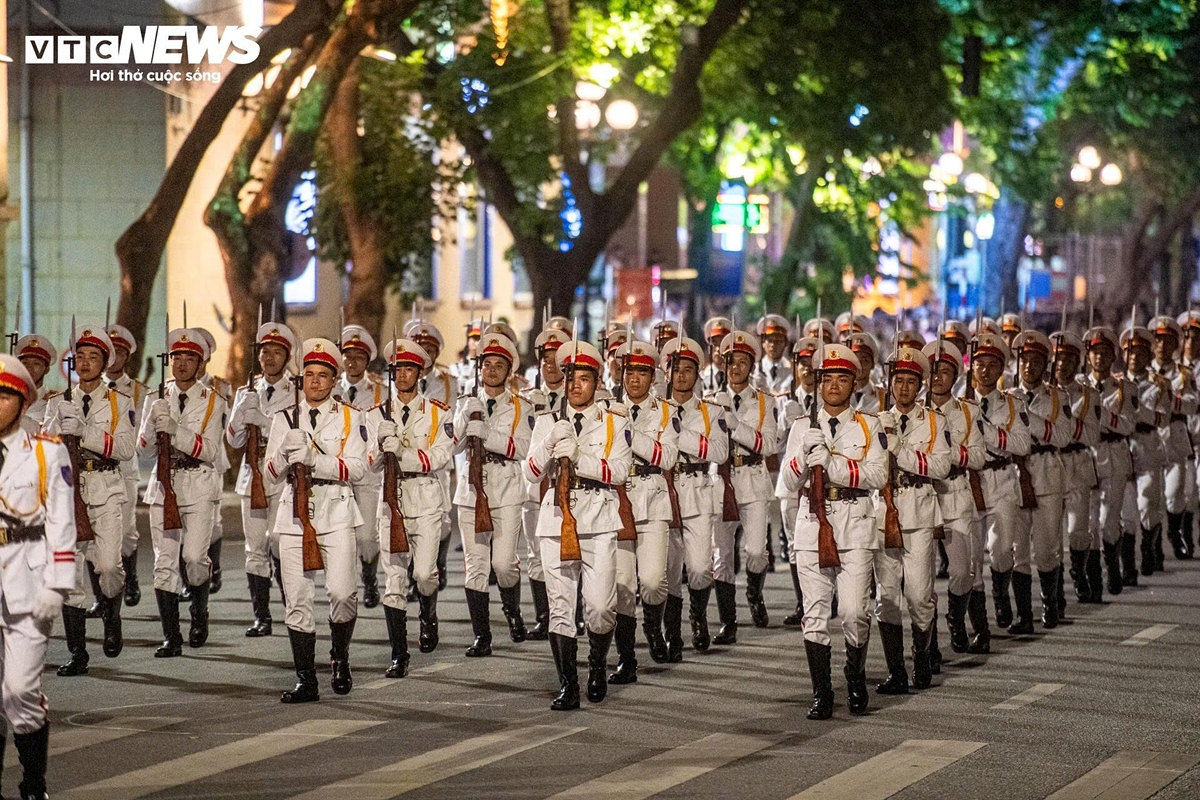 spectacular anti-terrorism performance by guard command force in hanoi picture 9 spectacular anti-terrorism performance by guard command force in hanoi picture 9