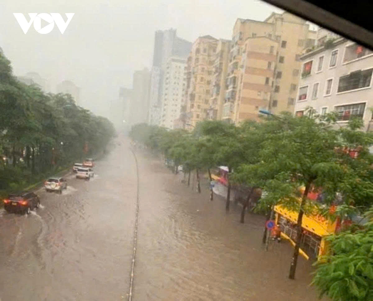 post-kajiki impact torrential rains paralyse hanoi during morning rush hour picture 9
