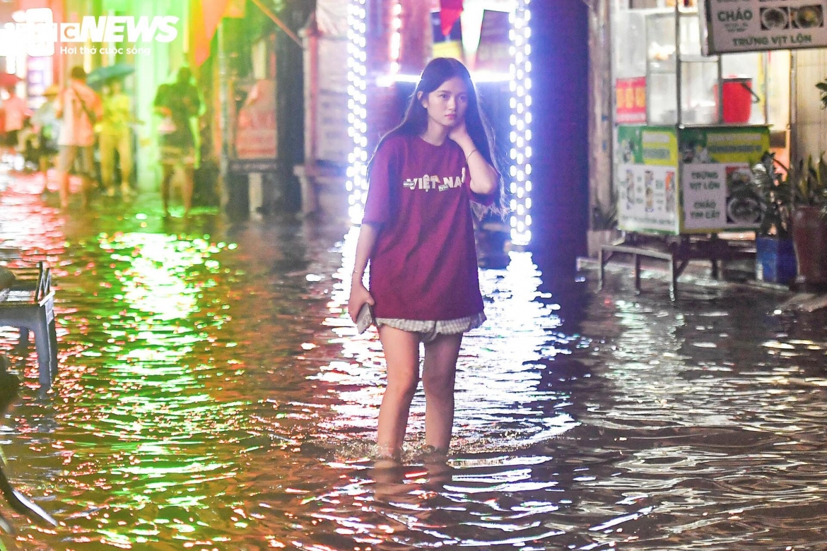 loi nuoc ve nha luc nua dem sau tran mua lon o ha noi hinh anh 9