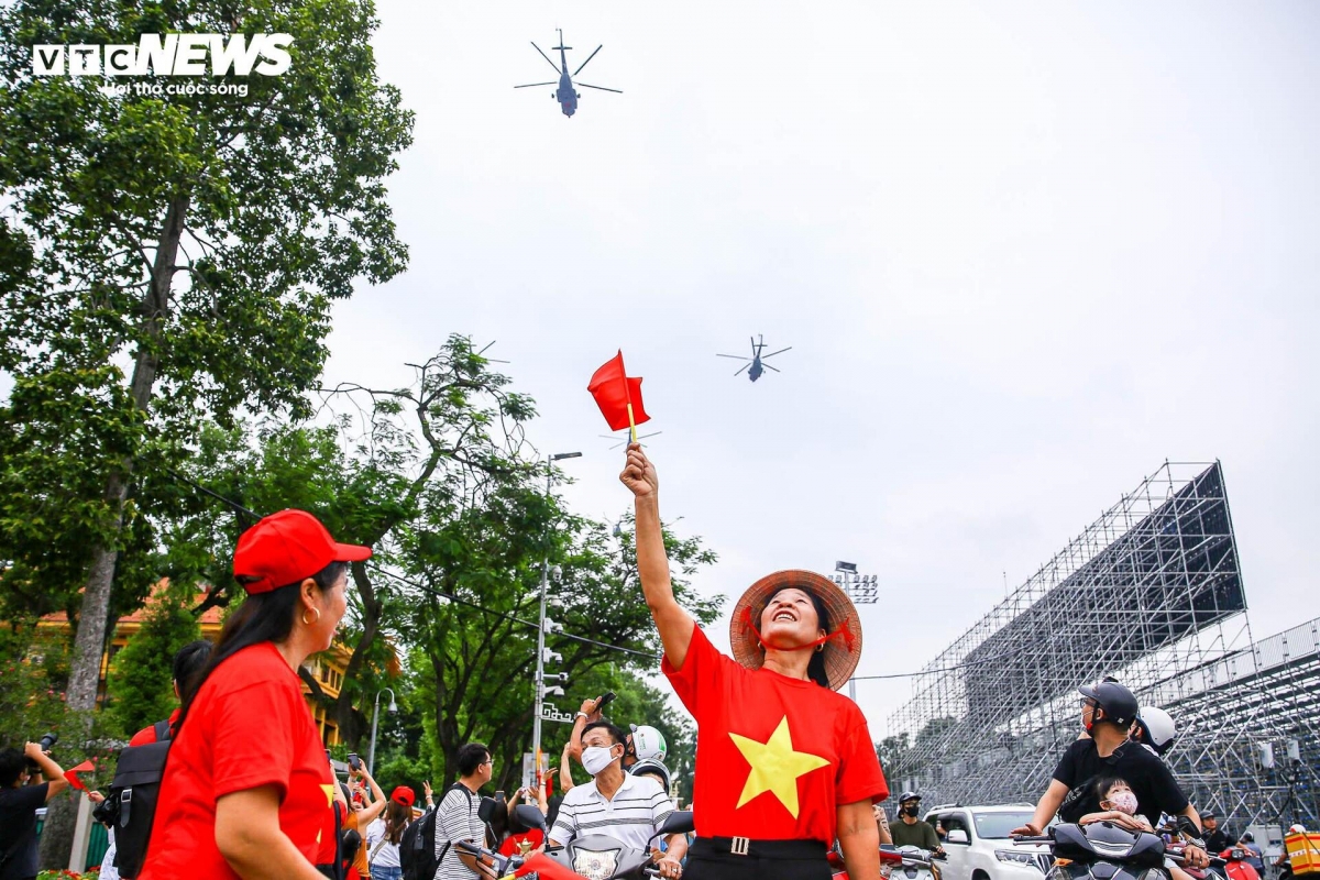 military helicopters rehearse over ba dinh square ahead of national day picture 9 military helicopters rehearse over ba dinh square ahead of national day picture 9