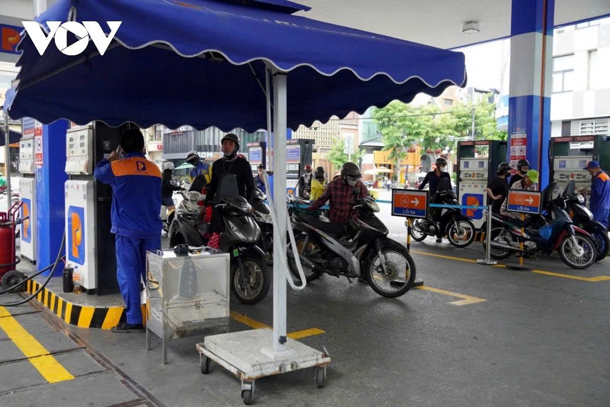 nearly 10,000 litres of e10 biofuel sold on launch day in hanoi, hai phong picture 1 nearly 10,000 litres of e10 biofuel sold on launch day in hanoi, hai phong picture 1