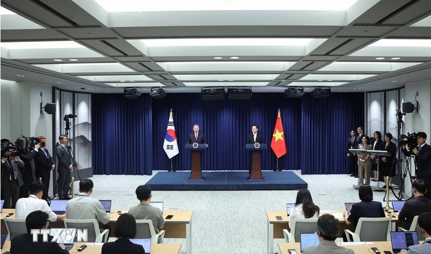 party leader to lam, rok president hold joint press briefing on successful talks picture 1
