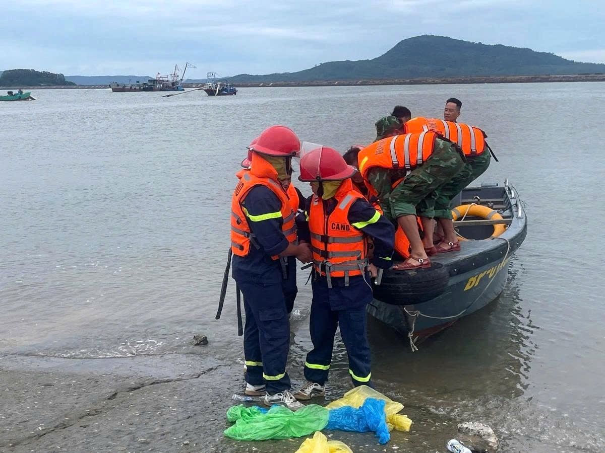 raft capsizes in quang ninh, 2 dead, 15 rescued picture 1