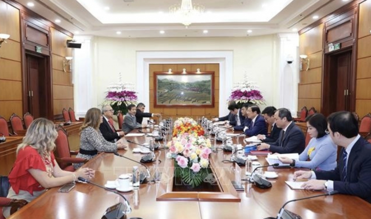 party official receives high-ranking delegation of mexican labour party picture 1