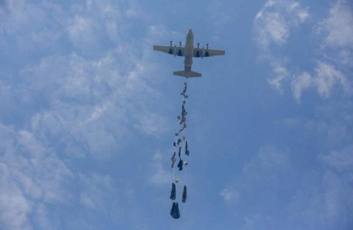 Hàng viện trợ được thả từ máy bay quân sự xuống khu vực Deir al-Balah ở Gaza, ngày 28/7. Hàng viện trợ được thả từ máy bay quân sự xuống khu vực Deir al-Balah ở Gaza, ngày 28/7.