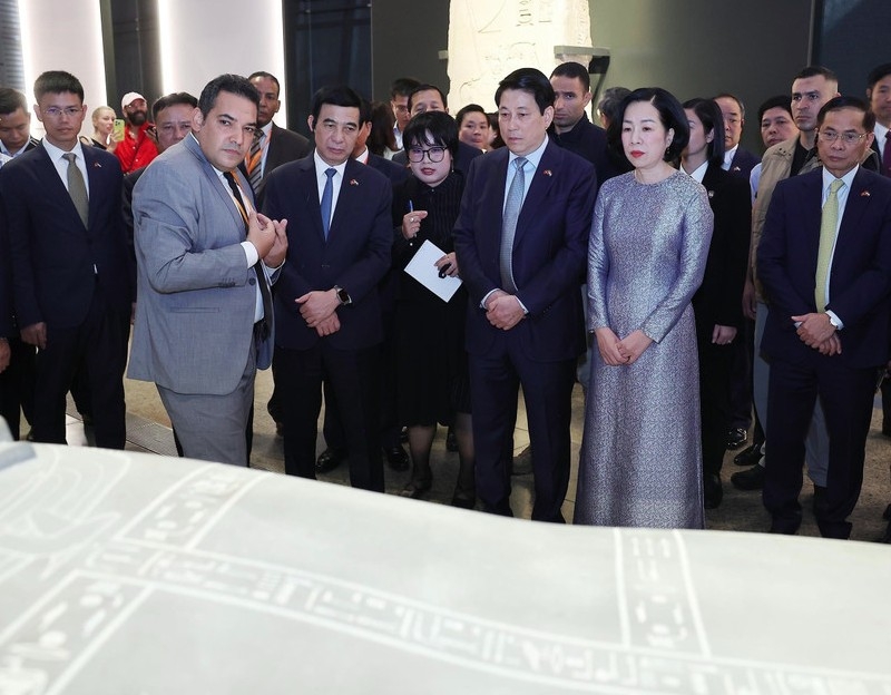state president tours grand egyptian museum picture 1