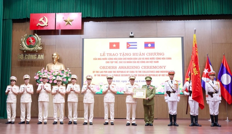 vietnam s public security force honoured with noble decorations from laos, cuba picture 1 vietnam s public security force honoured with noble decorations from laos, cuba picture 1