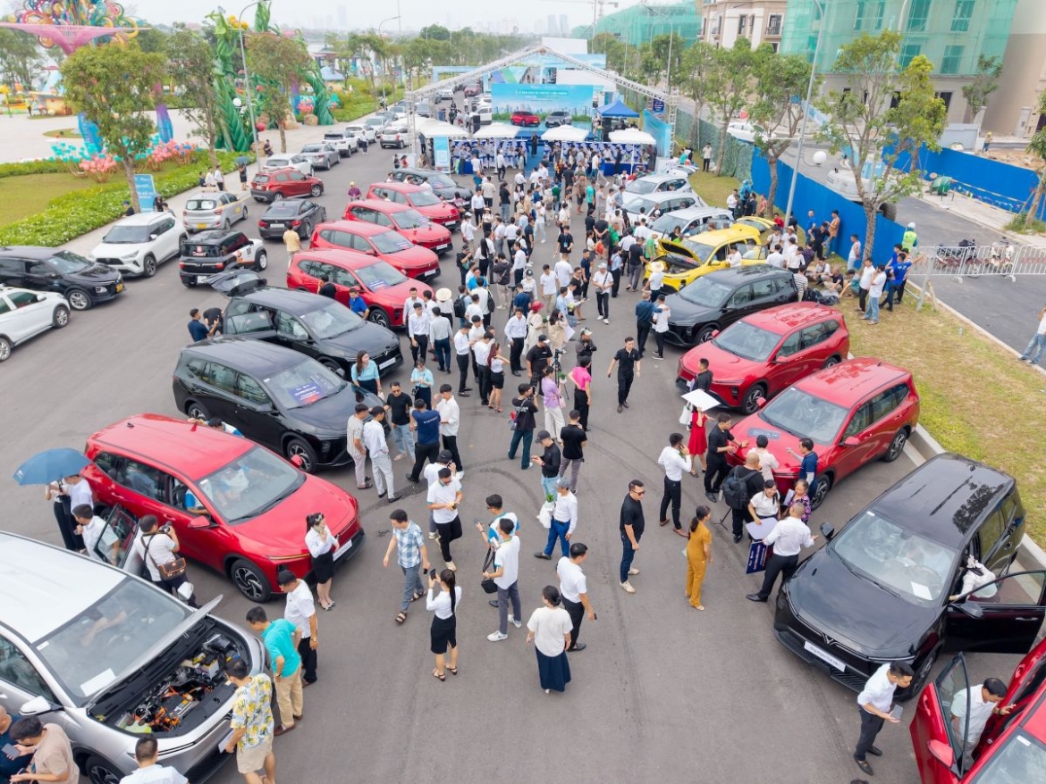 vinfast ban giao lo xe limo green dau tien cho khach hang hinh anh 1