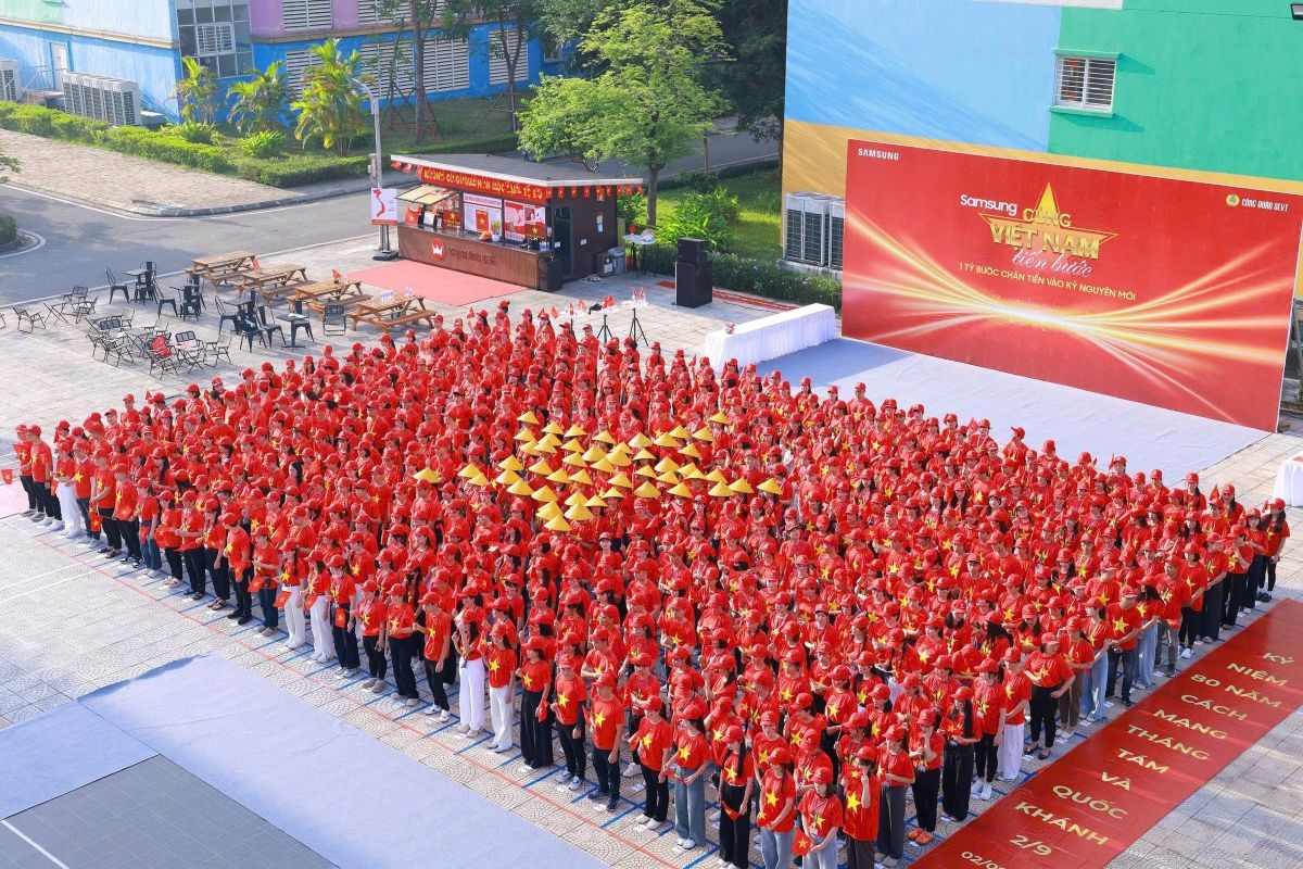 Nhân viên Samsung tự hào trong áo đỏ sao vàng “Cùng Việt Nam tiến bước”