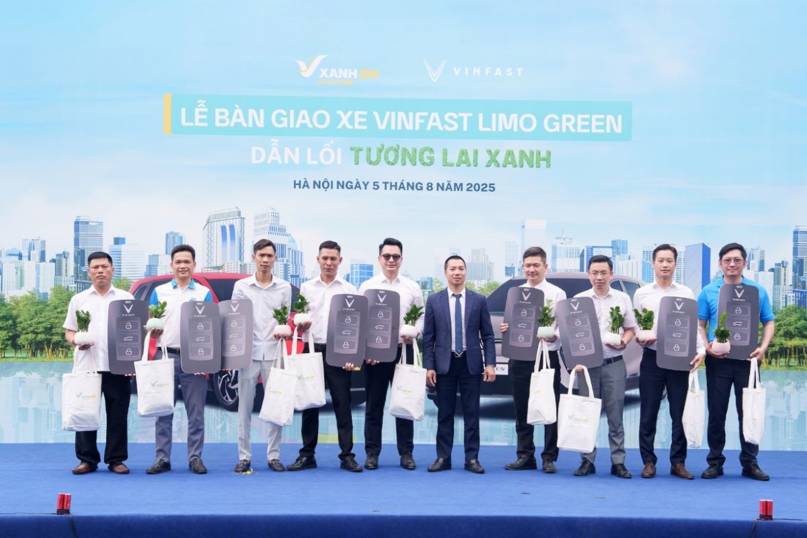 vinfast ban giao lo xe limo green dau tien cho khach hang hinh anh 2