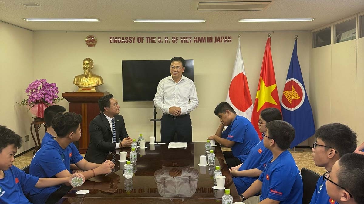 Đoàn học sinh Việt Nam tham dự AIMO 2025 đều là những gương mặt ưu tú, được lựa chọn thông qua kỳ thi cấp quốc gia do Công ty Cổ phần Tiền Phong và ấn phẩm Hoa Học Trò tổ chức, dưới sự chỉ đạo và bảo trợ truyền thông của Báo Tiền Phong cùng Quỹ Hỗ trợ Tài năng trẻ Việt Nam. Đây là năm thứ 3 Việt Nam tham dự AIMO quốc tế với quy mô tổ chức ngày càng bài bản, chất lượng. Đoàn học sinh Việt Nam tham dự AIMO 2025 đều là những gương mặt ưu tú, được lựa chọn thông qua kỳ thi cấp quốc gia do Công ty Cổ phần Tiền Phong và ấn phẩm Hoa Học Trò tổ chức, dưới sự chỉ đạo và bảo trợ truyền thông của Báo Tiền Phong cùng Quỹ Hỗ trợ Tài năng trẻ Việt Nam. Đây là năm thứ 3 Việt Nam tham dự AIMO quốc tế với quy mô tổ chức ngày càng bài bản, chất lượng.
