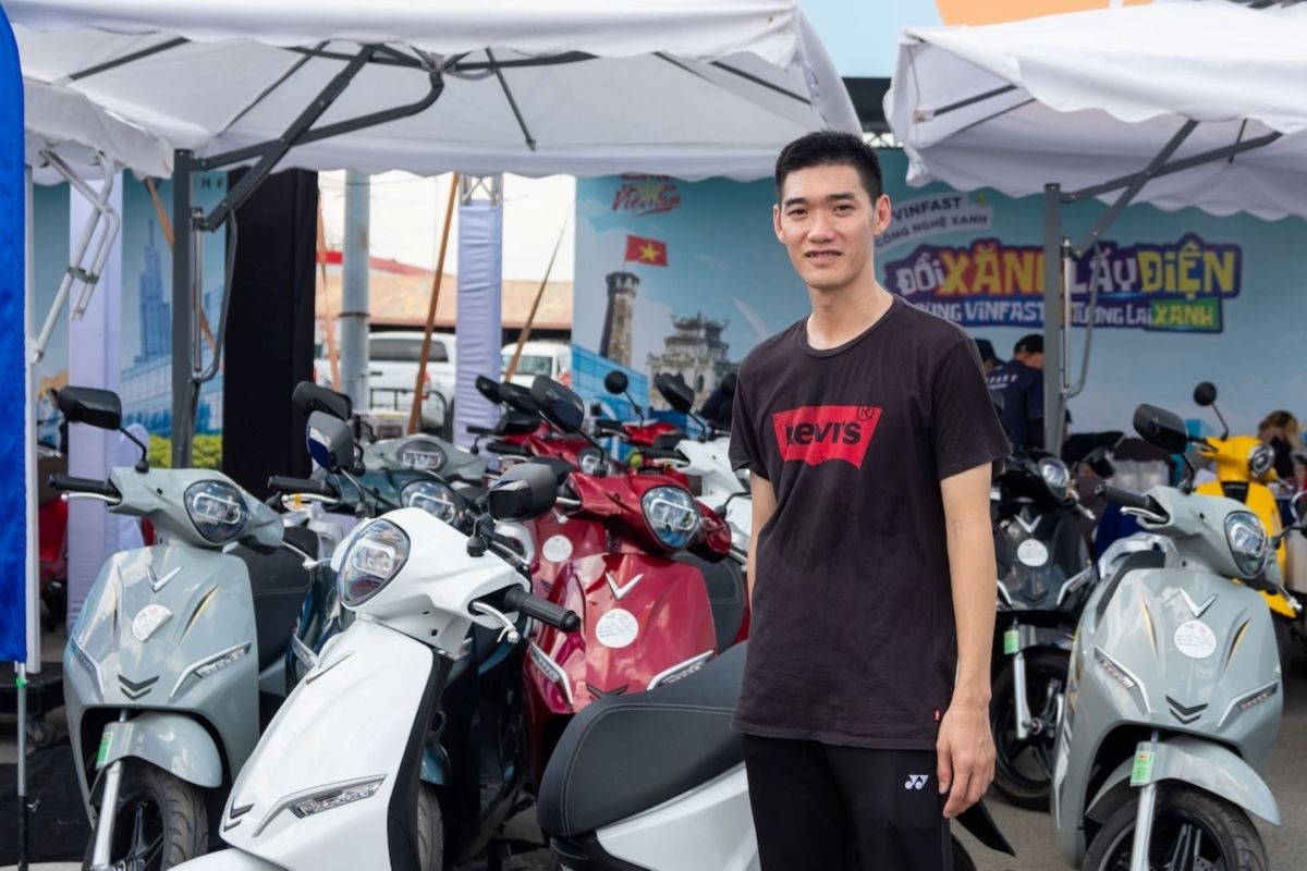  Doi xang lay dien gay bao tai tp.hcm, co khach hang chot toi 12 xe may vinfast hinh anh 3