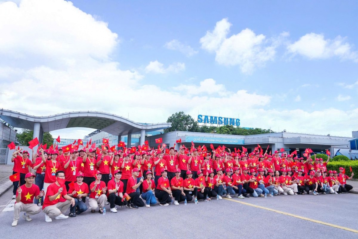 nhan vien samsung tu hao trong ao do sao vang cung viet nam tien buoc hinh anh 1