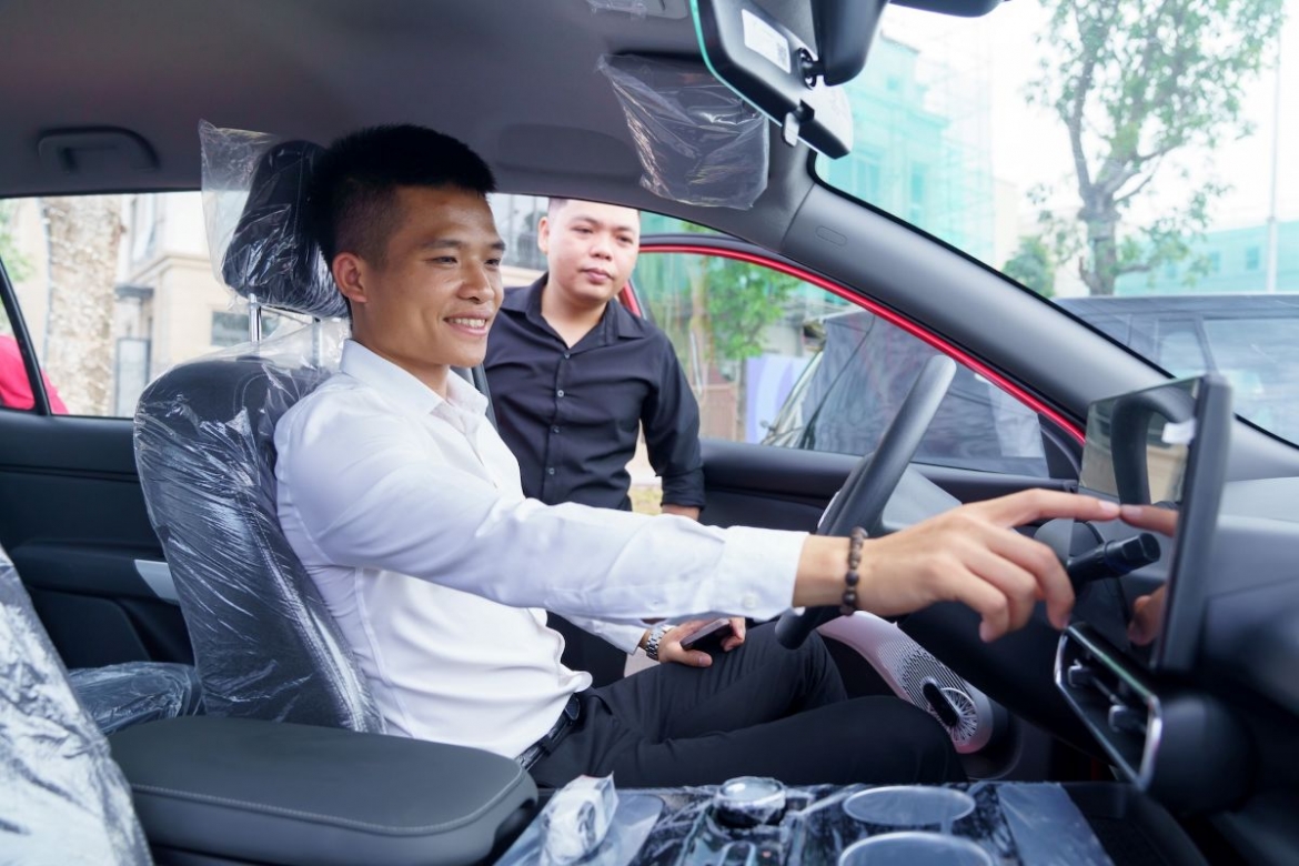 vinfast ban giao lo xe limo green dau tien cho khach hang hinh anh 4