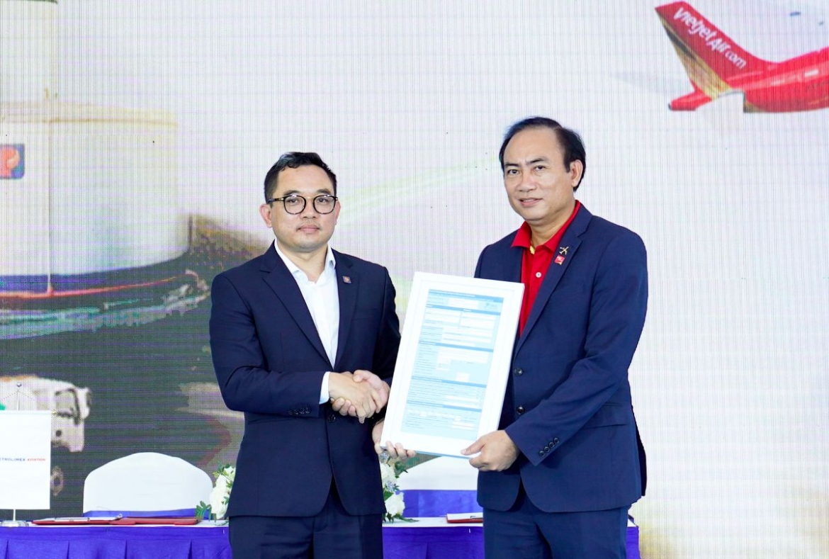 vietjet hop tac petrolimex su dung saf, thuc day chuyen doi xanh hang khong hinh anh 2