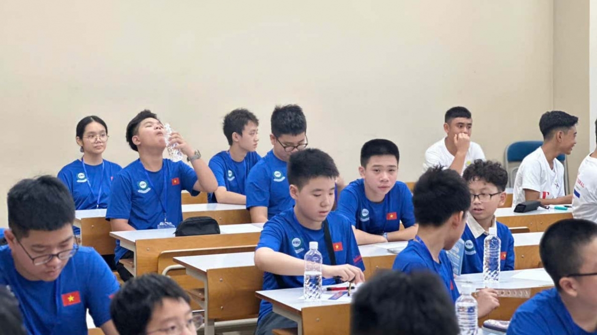 Buổi gặp không chỉ là sự động viên tinh thần kịp thời mà còn khơi dậy niềm tự hào dân tộc trong mỗi học sinh. Được đứng trước lá cờ đỏ sao vàng trong khuôn viên Đại sứ quán, được lắng nghe những lời động viên từ Đại sứ, các em đều cảm nhận sâu sắc rằng: dù ở bất kỳ nơi đâu, người Việt Nam luôn có sự hiện diện, quan tâm và đồng hành của Tổ quốc. Buổi gặp không chỉ là sự động viên tinh thần kịp thời mà còn khơi dậy niềm tự hào dân tộc trong mỗi học sinh. Được đứng trước lá cờ đỏ sao vàng trong khuôn viên Đại sứ quán, được lắng nghe những lời động viên từ Đại sứ, các em đều cảm nhận sâu sắc rằng: dù ở bất kỳ nơi đâu, người Việt Nam luôn có sự hiện diện, quan tâm và đồng hành của Tổ quốc.