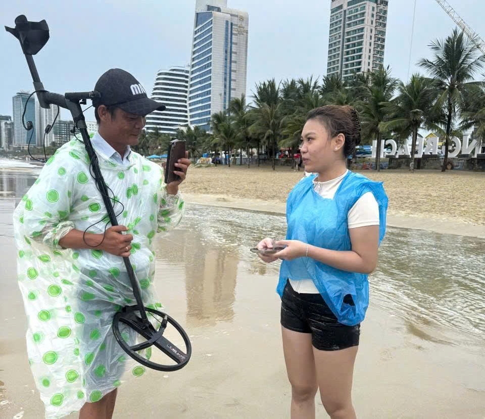 Khen thưởng nhân viên dùng máy dò tìm lại nhẫn đính hôn của du khách đánh rơi