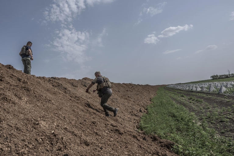 ukraine tuc toc dung phong tuyen 3 lop truoc don tan cong vu bao cua nga hinh anh 1