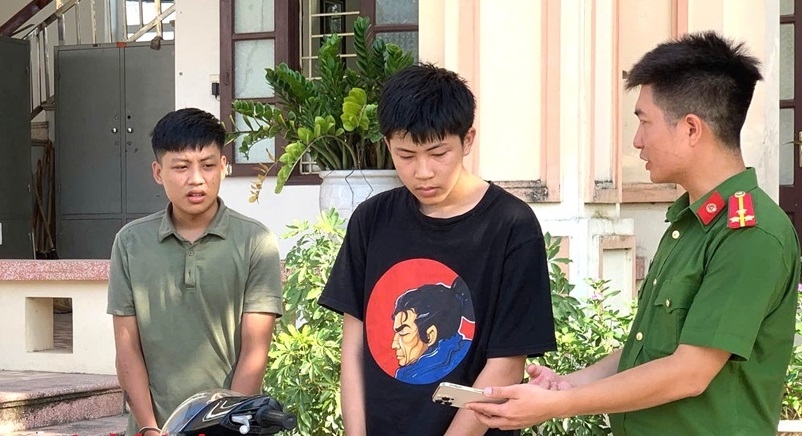 Hai thanh niên dàn cảnh hỏi mua điện thoại rồi cướp giật