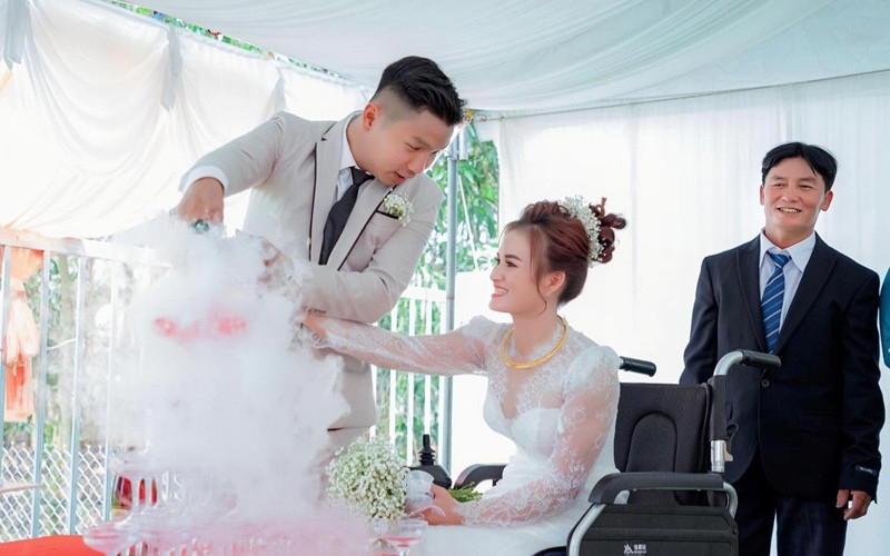 co dau lam Dong ngoi xe lan vao le duong khien hai ho xuc dong, gio ra sao hinh anh 2