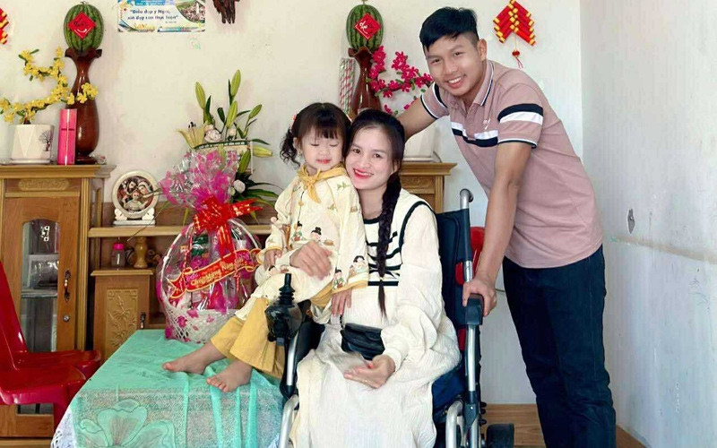 Cô dâu Lâm Đồng ngồi xe lăn vào lễ đường khiến hai họ xúc động, giờ ra sao?