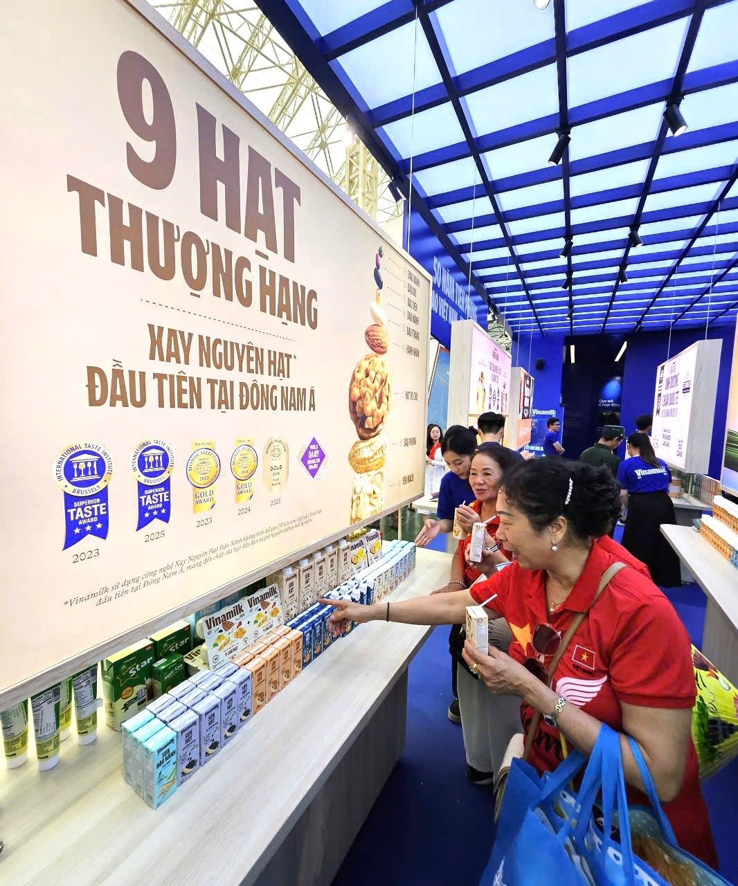 vinamilk tao diem nhan tai trien lam thanh tuu Dat nuoc 80 nam hinh anh 9