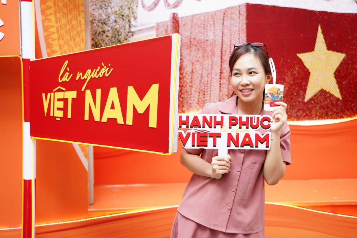 gioi tre ran ran check-in photobooth shb mung quoc khanh hinh anh 1
