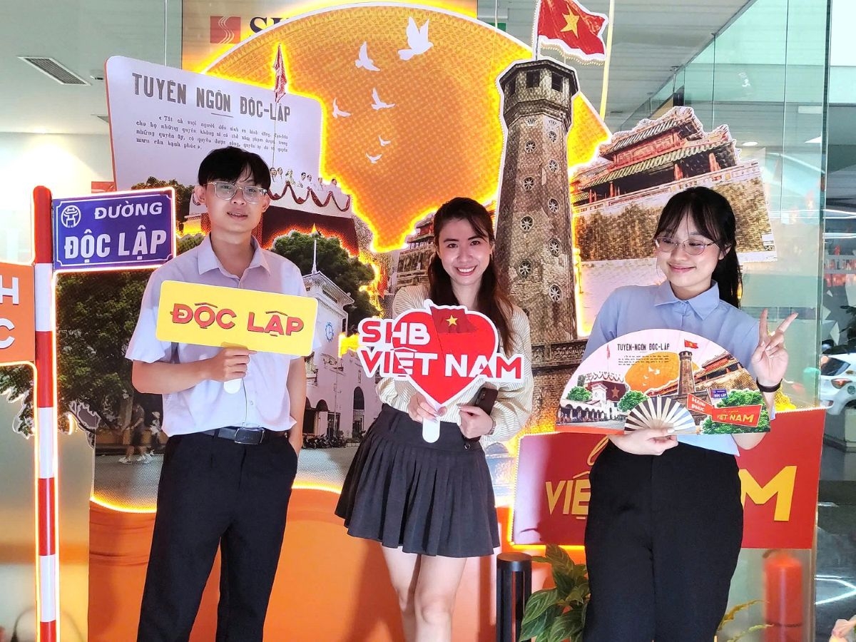 Giới trẻ rần rần check-in Photobooth SHB mừng Quốc khánh