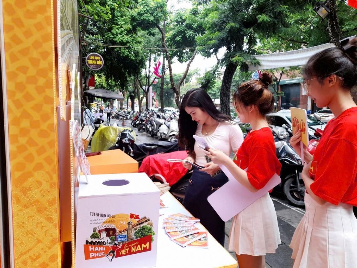 gioi tre ran ran check-in photobooth shb mung quoc khanh hinh anh 4