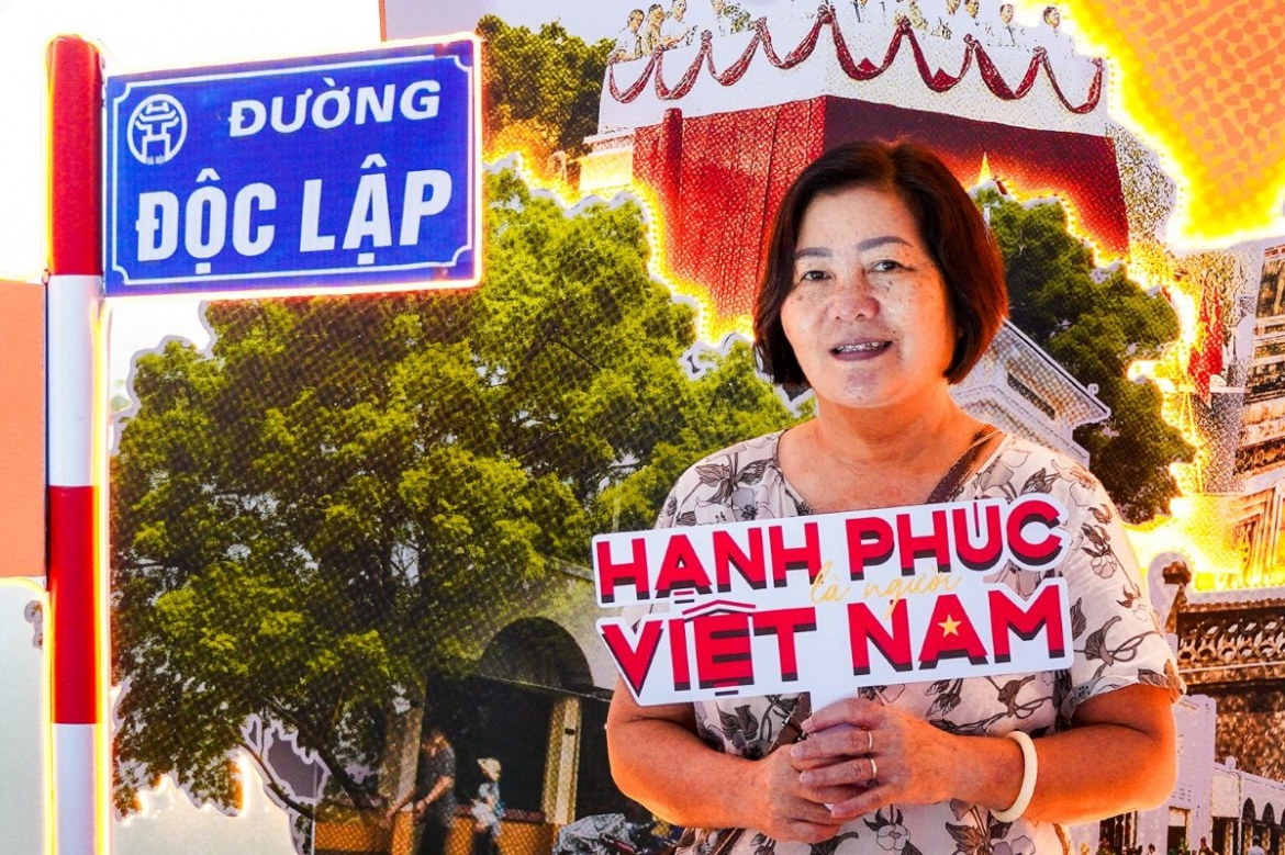 gioi tre ran ran check-in photobooth shb mung quoc khanh hinh anh 5
