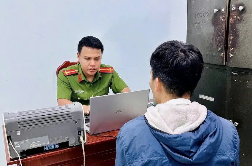Bất ngờ nhận được hình ảnh nhạy cảm rồi bị tống tiền