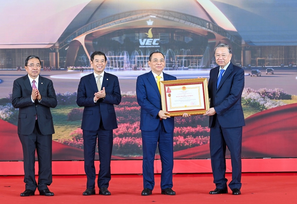 vingroup nhan huan chuong lao dong hang nhat vi thanh tich xuat sac hinh anh 1