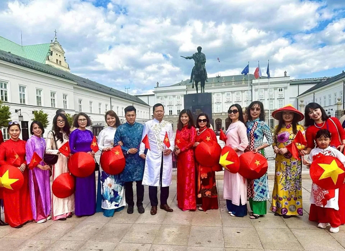 traditional attire parade in poland marks vietnam s 80th national day picture 1