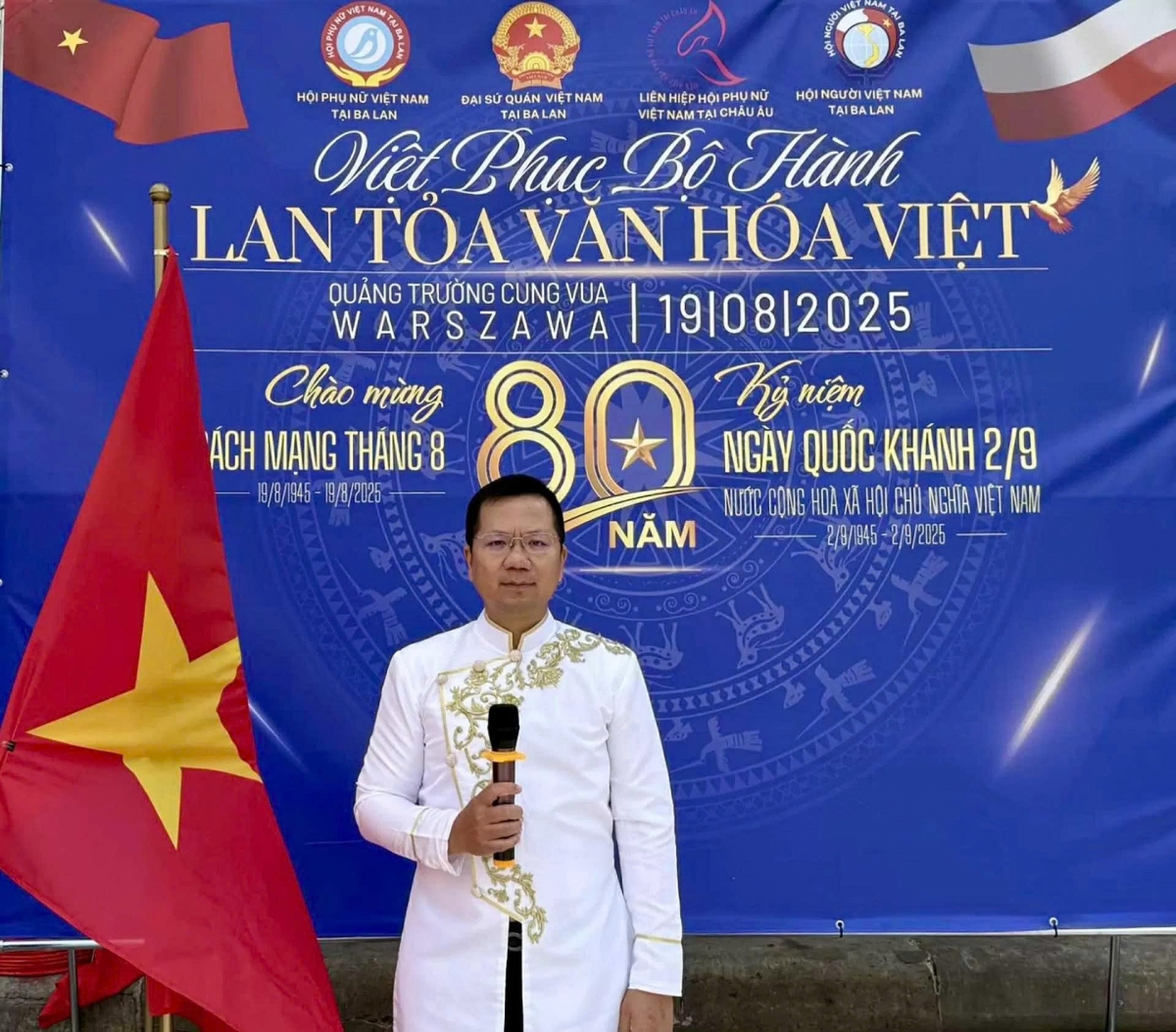 traditional attire parade in poland marks vietnam s 80th national day picture 2