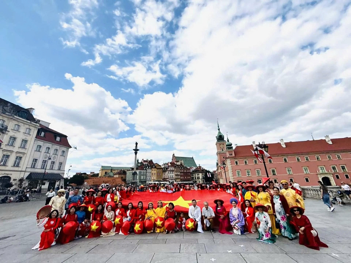 traditional attire parade in poland marks vietnam s 80th national day picture 3