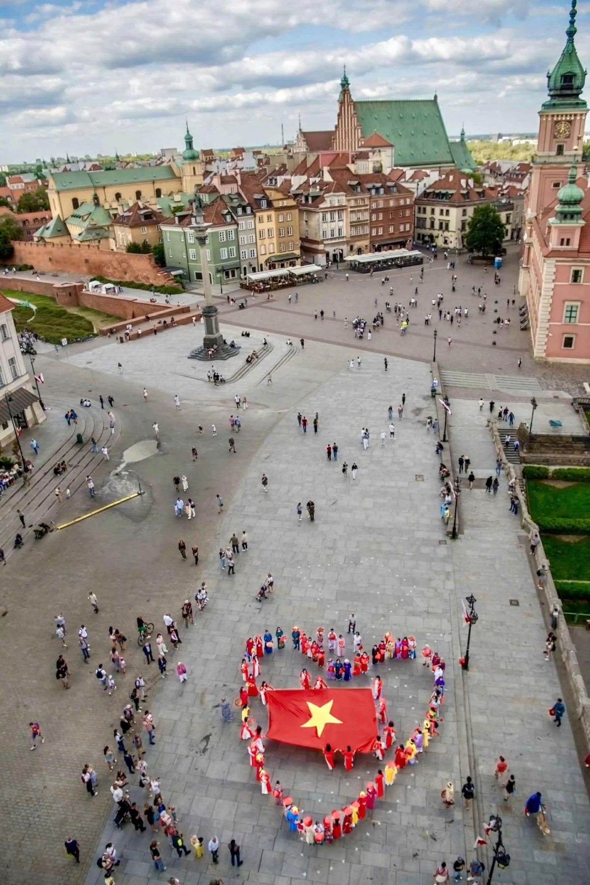 traditional attire parade in poland marks vietnam s 80th national day picture 4