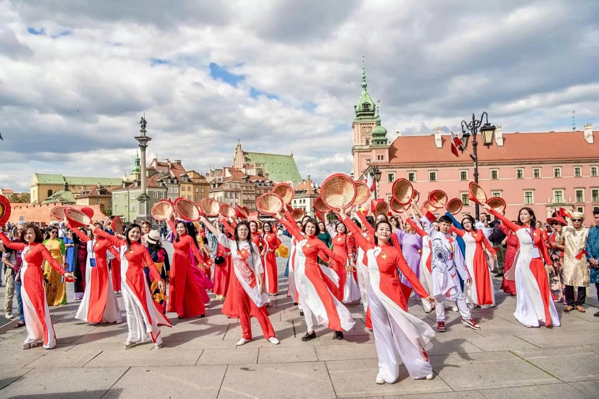 traditional attire parade in poland marks vietnam s 80th national day picture 6