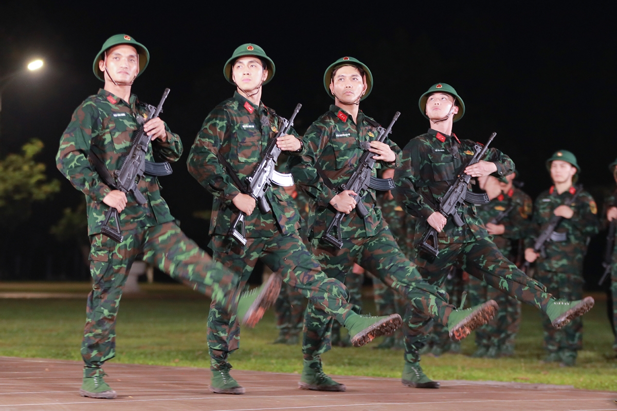 lan ngoc roi sao nhap ngu 2025, hoa minzy bat khoc giua thao truong hinh anh 1